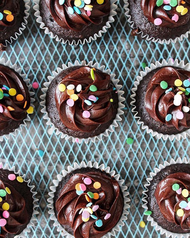 chocolatecake,hotchocolate double chocolate cookie cake with milk chocolate