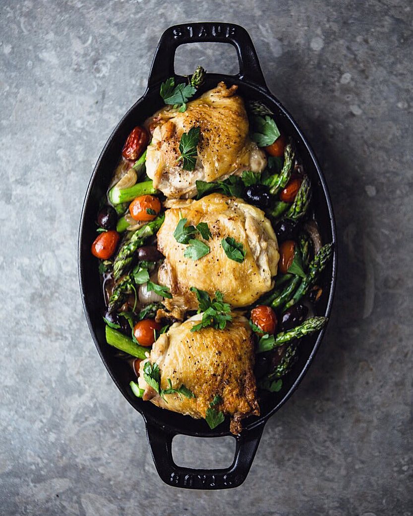 Baked Chicken Thighs With Asparagus In White Wine Sauce by