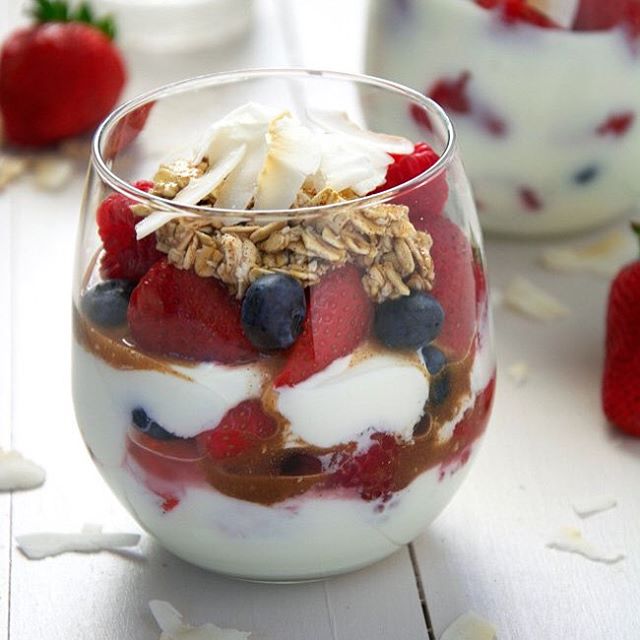 Maple Cinnamon Oats And Vanilla Greek Yogurt Parfaits With Layer Of 