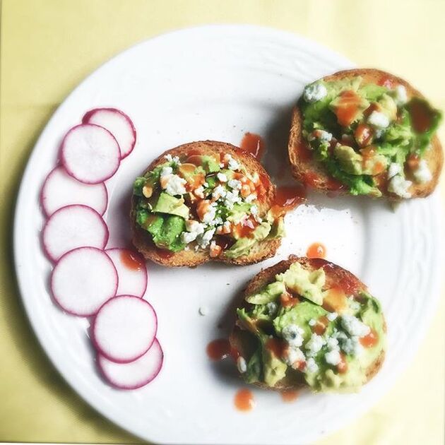 Smashed avo on sourdough with pesto and cumin seeds – Avowest Avocados