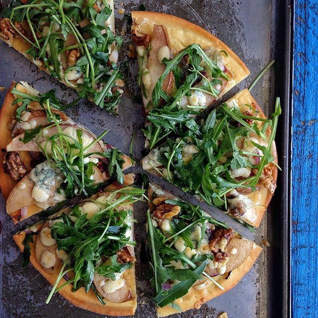 Caramelized Pear and Gorgonzola Pizza - Fifteen Spatulas