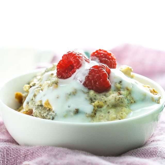 Overnight Oats With Chia Seeds, Dried Apples & Fresh Berries Recipe