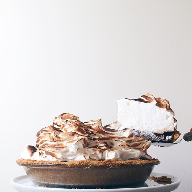S'mores Pie With Graham Cracker Crust, Chocolate And Toasted ...
