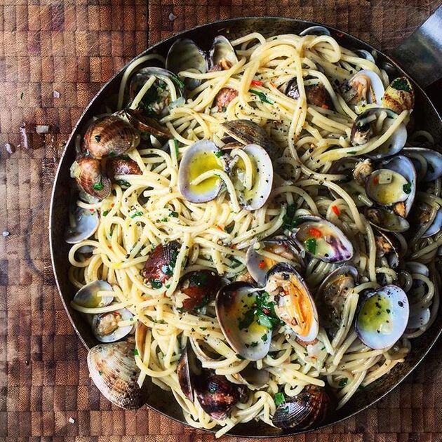 Steamer Clams in Lemony White Wine Cream Sauce — All Types Of Bowls