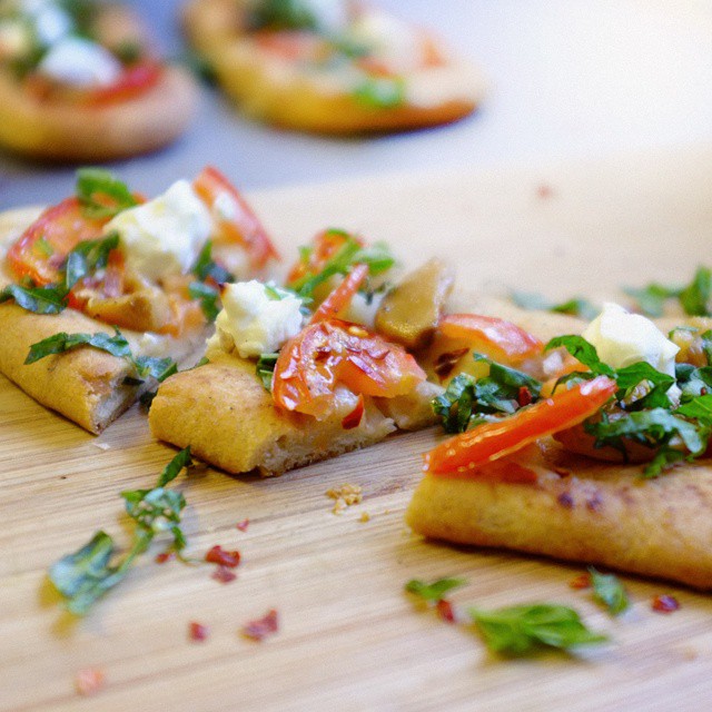 Sous Vide Garlic Confit Flatbread Pizza by eatnomiku Quick & Easy