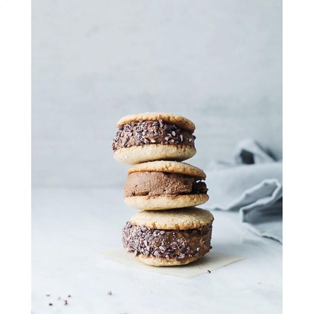 Scoop of Creamy Vanilla Ice Cream Sandwiched between Two Chewy Chocolate  Chip Cookies. AI Generated. Stock Photo - Image of refreshing, generated:  279974812