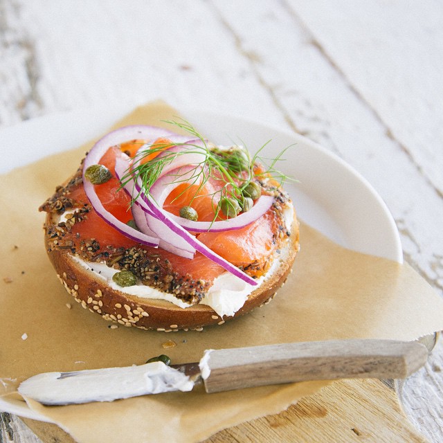 sesame-bagel-with-everything-spice-gravlox-cream-cheese-red-onions