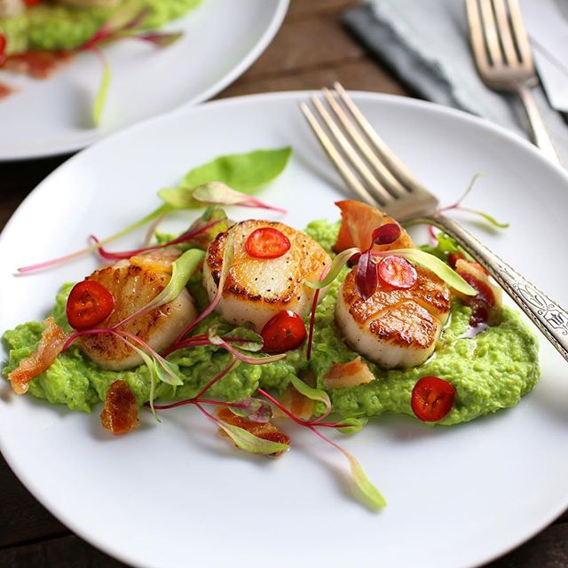 Seared Scallops With Crispy Pancetta Minty Pea Puree And Chili Lime