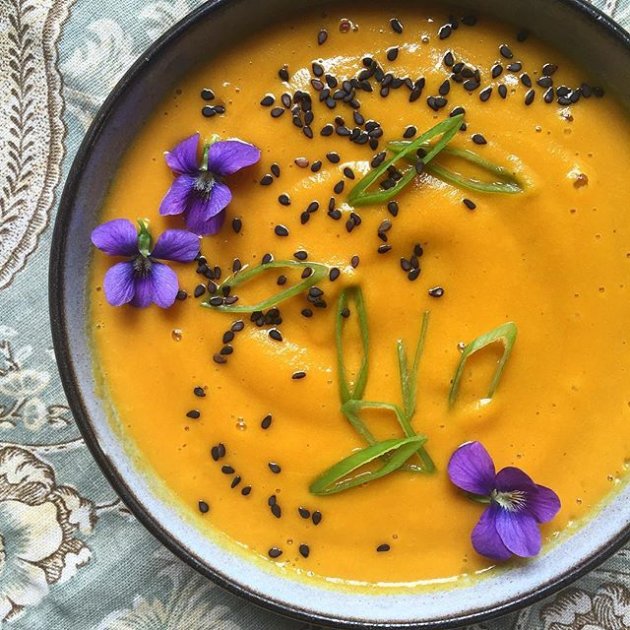 Castellon's Kitchen: Vampire Slayer Soup (Roasted Garlic Sweet Potato Soup)