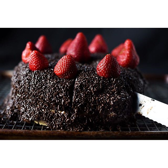 Easy strawberry and cream layer cake - Laylita's Recipes