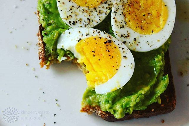 Whole Wheat Toast Topped With Avocado Mash And Sliced Medium Boiled Egg ...