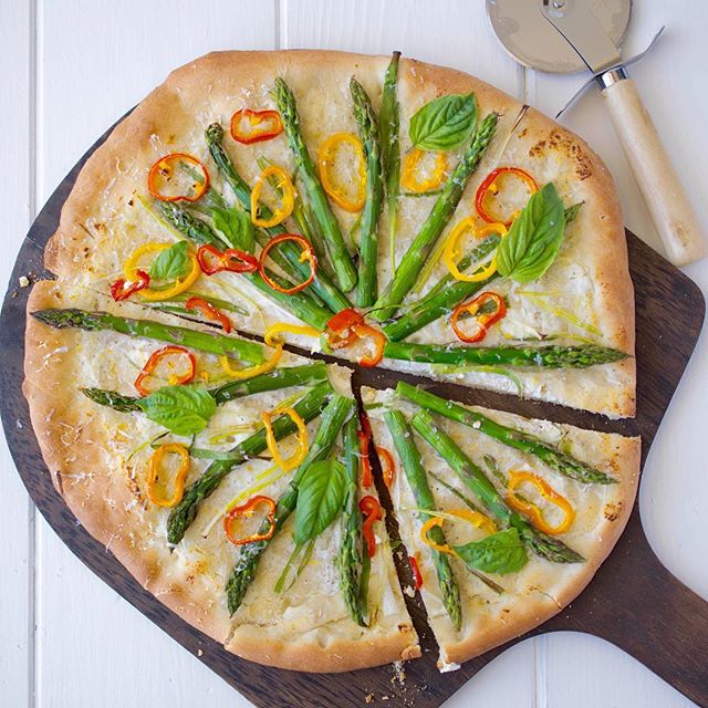 Asparagus, Pepper And Ricotta Pizza by culinaryginger Quick & Easy