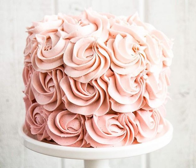 How to Pipe Buttercream Roses - Cake Geek Magazine