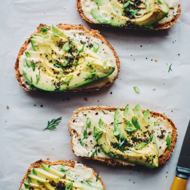 Smashed avo on sourdough with pesto and cumin seeds – Avowest Avocados