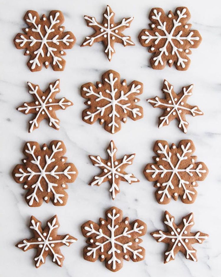 GINGERBREAD SNOWFLAKE CAKELETS — WHISK N' WHIP