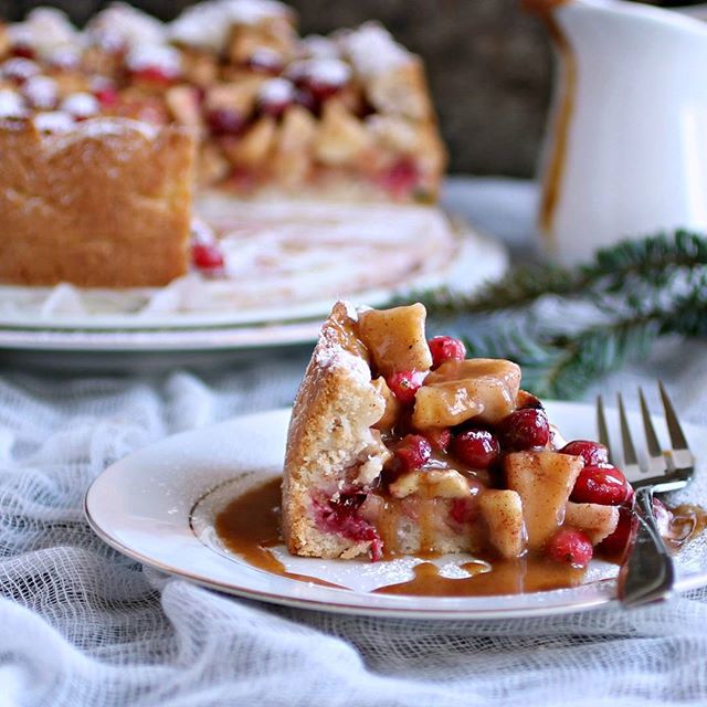 Deep Dish Cranberry Apple Pie with Crumble Topping | Good Life Eats