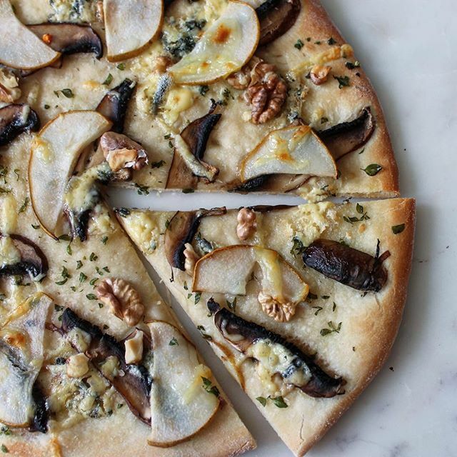 gorgonzola cheese pizza