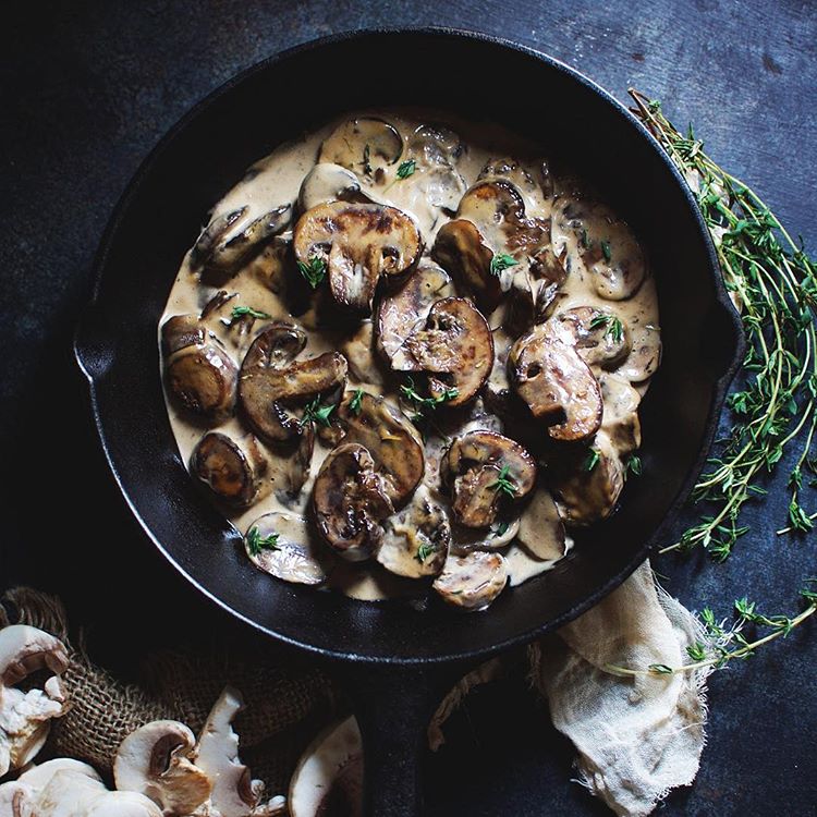 Whipped Cauliflower With Creamy Mushroom Gravy by simplysohealthy