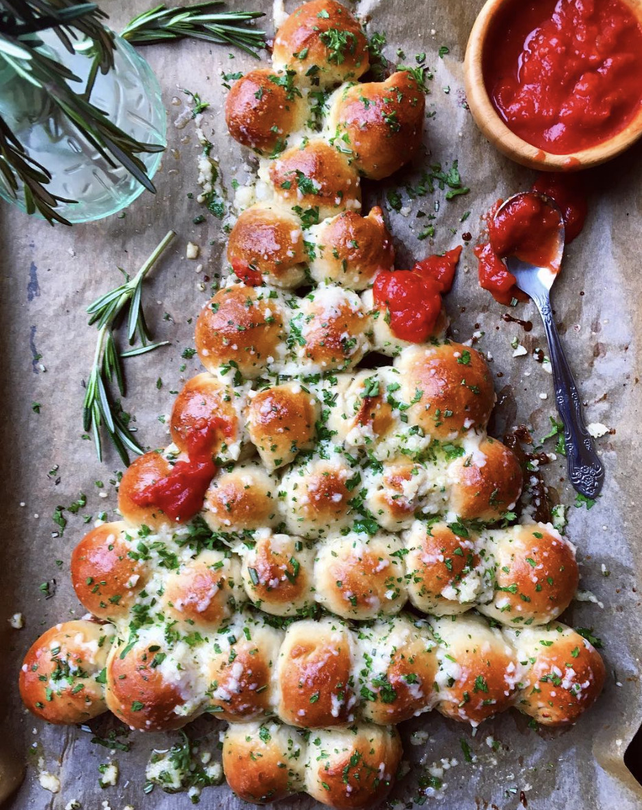 Cheesy Garlic Pull-Apart Christmas Tree Recipe