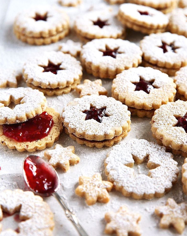 Linzer cookie. Красивое печенье. Праздничное печенье. Печенье для праздника. Вкусное печенье.