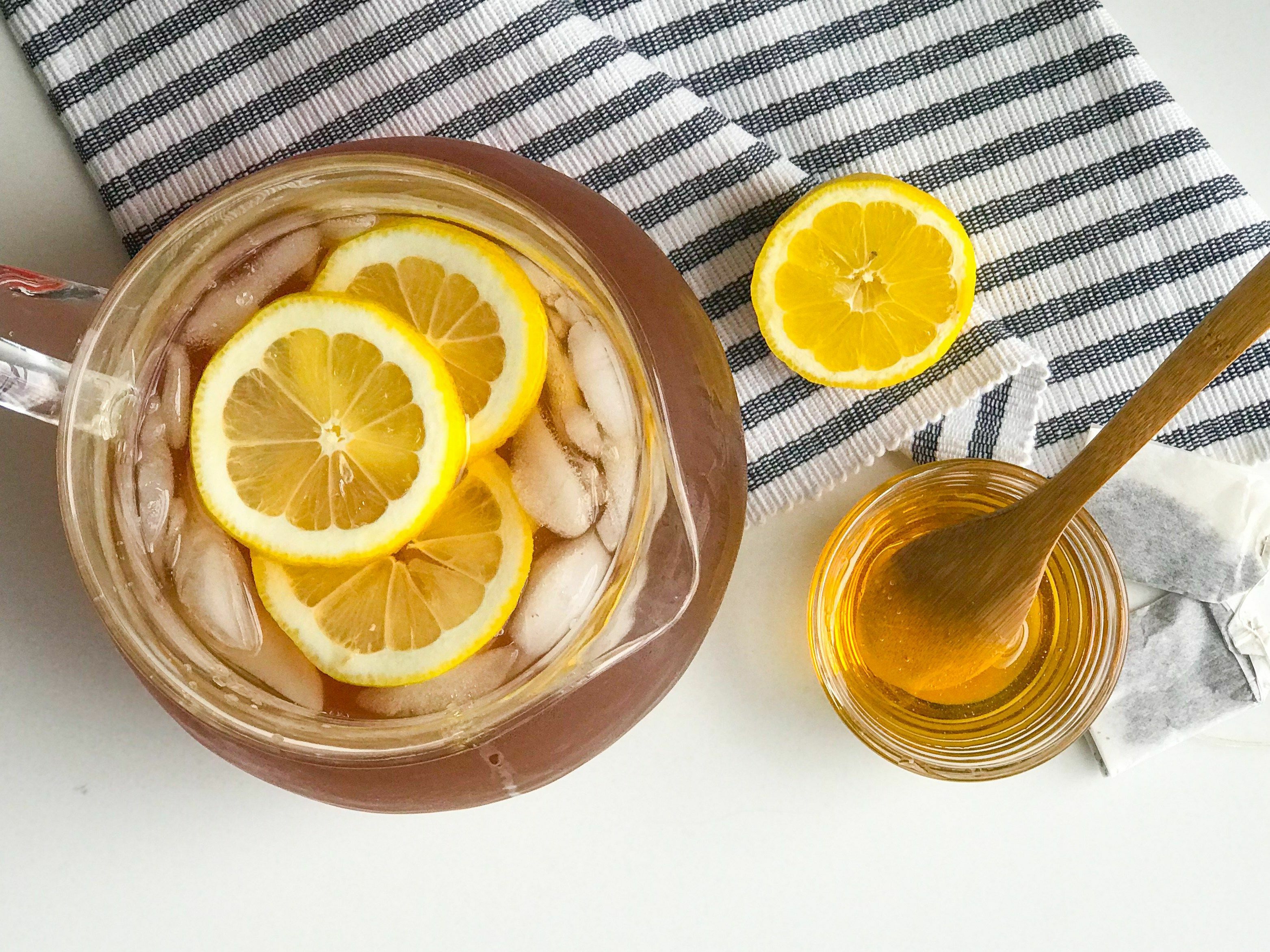 Чай с лимоном каждый день. Хоней лимон. Лимонный чай. Чай с лимоном. Мед с лимоном.