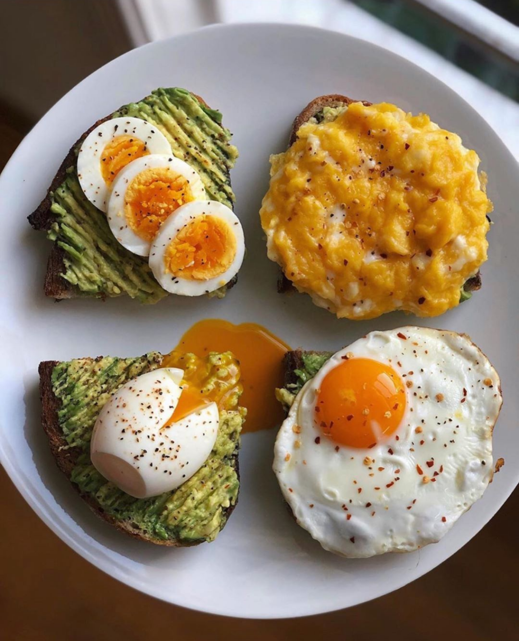 Завтрак пп вкусные рецепты. ПП завтрак с яйцом пашот. Бутерброды из яиц. Необычные блюда из яиц. Бутерброд с вареным яйцом.