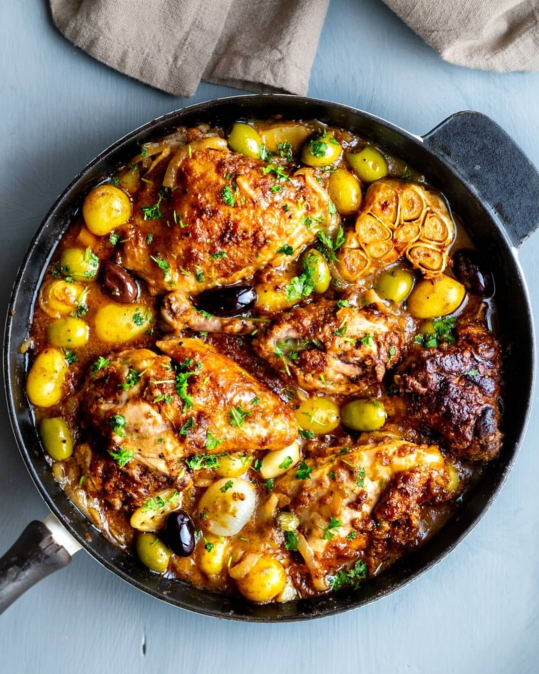 Skillet Chicken with Garlic and Olives in Wine Sauce by khabakom ...