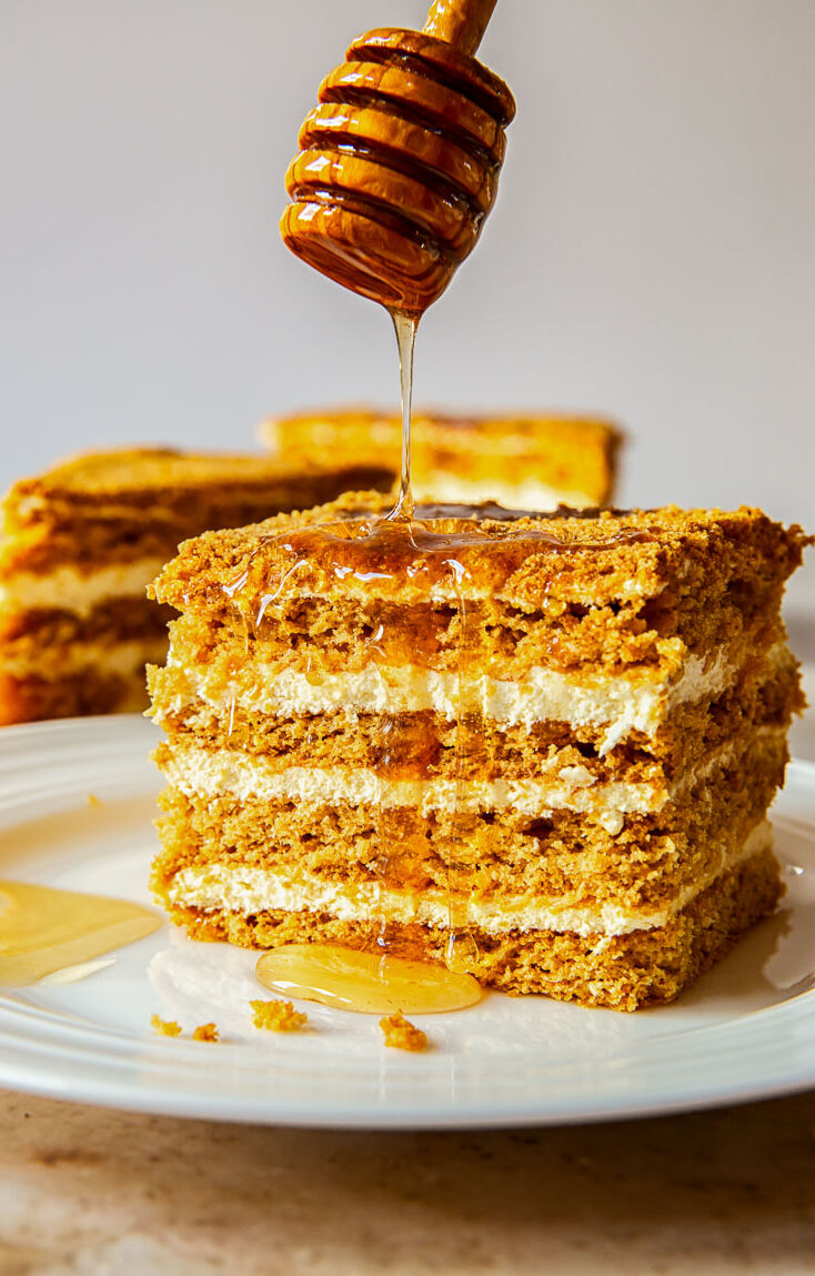 Recipe honey sponge cake with pistachio crispies & sundae mousse