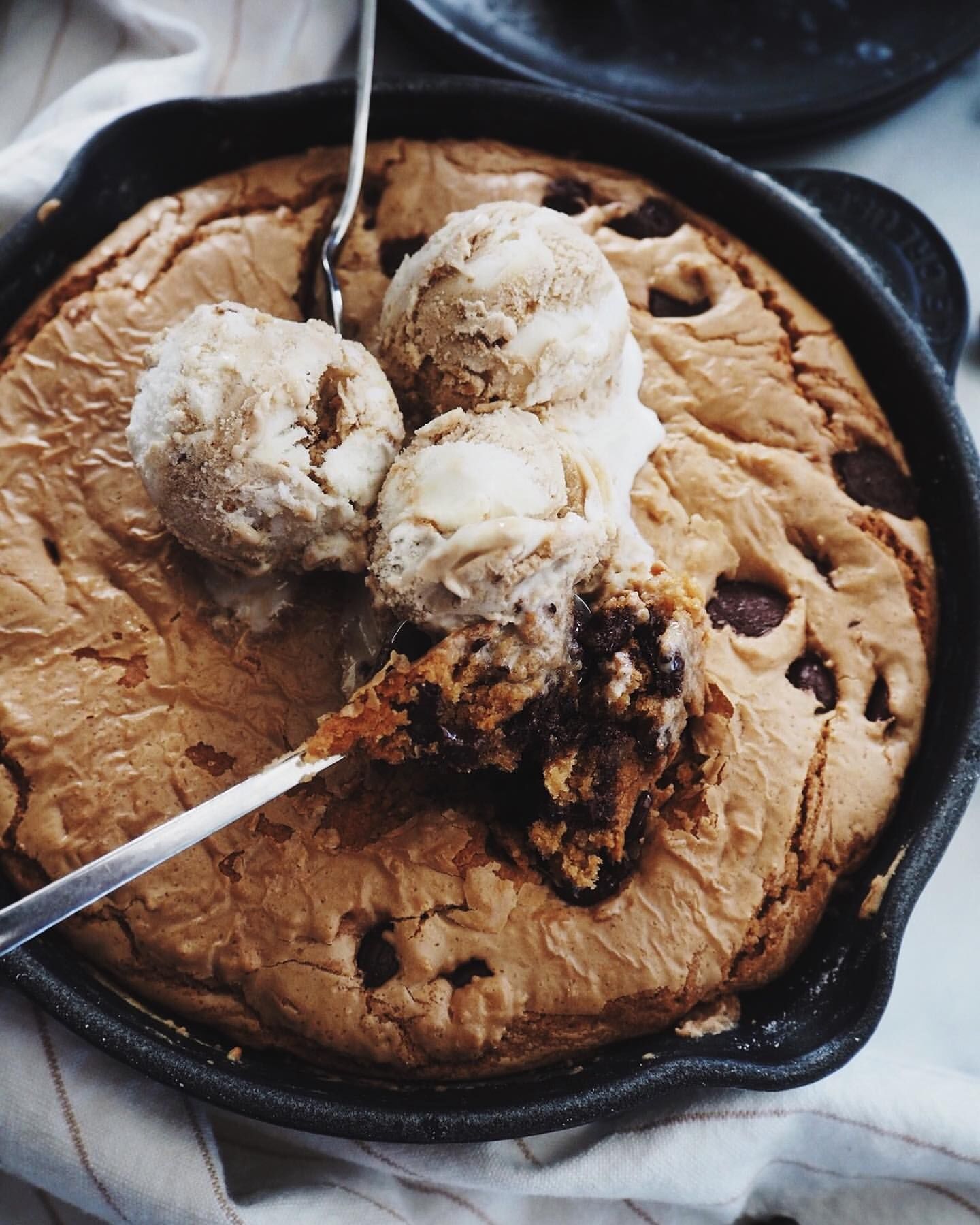 Giant Chocolate Chip Cookie Baked in a Skillet – Recipe