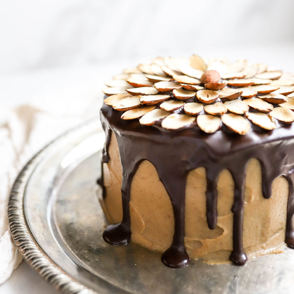 Toffee cake with cashew nut and caramel syrup 7070810 Stock Photo at  Vecteezy