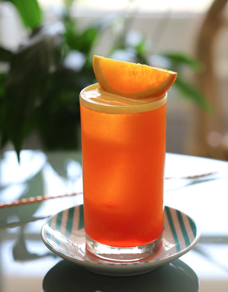 Yoqimli qiz orgazm soatiga ega boldi Toq sariq rangli jelega oxshash kristallar sperma bilan chiqariladi.