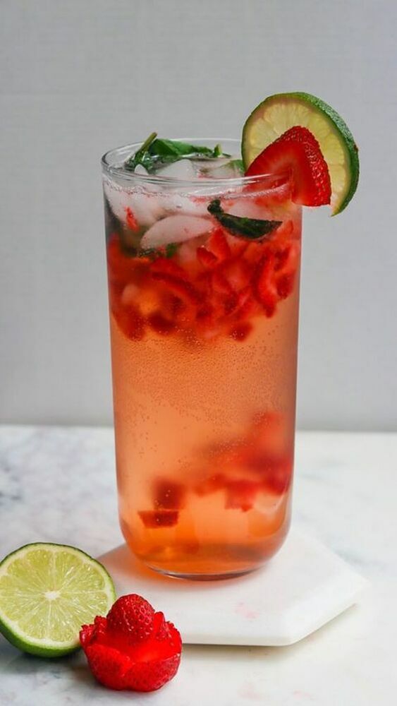 Healthy Strawberry Mocktail Spritzer {Strawberry Limeade}