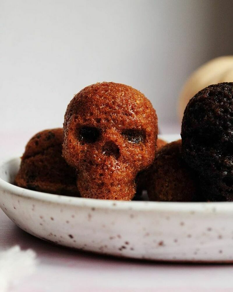 dark chocolate & oreo mini skull cakes