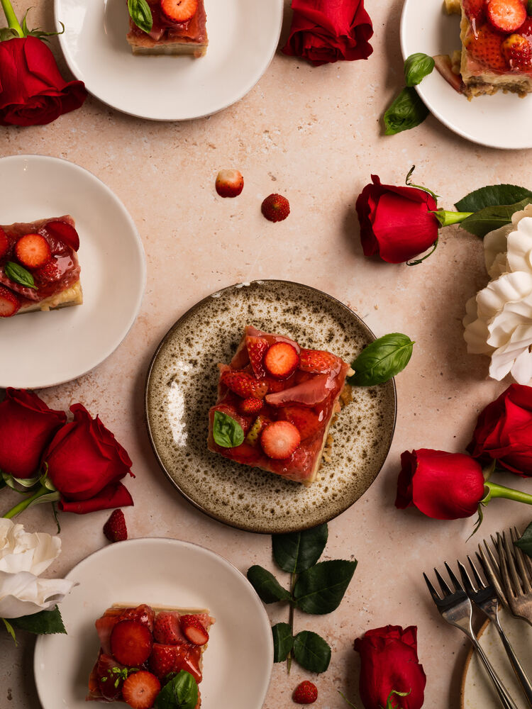 Vegan Strawberry Custard Cake with Red-currant Jelly Recipe 