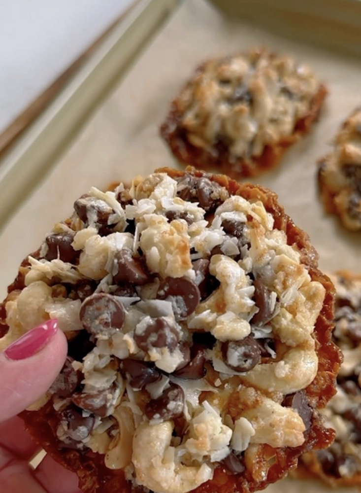 Giant Chocolate Chip Cookie - Kalejunkie