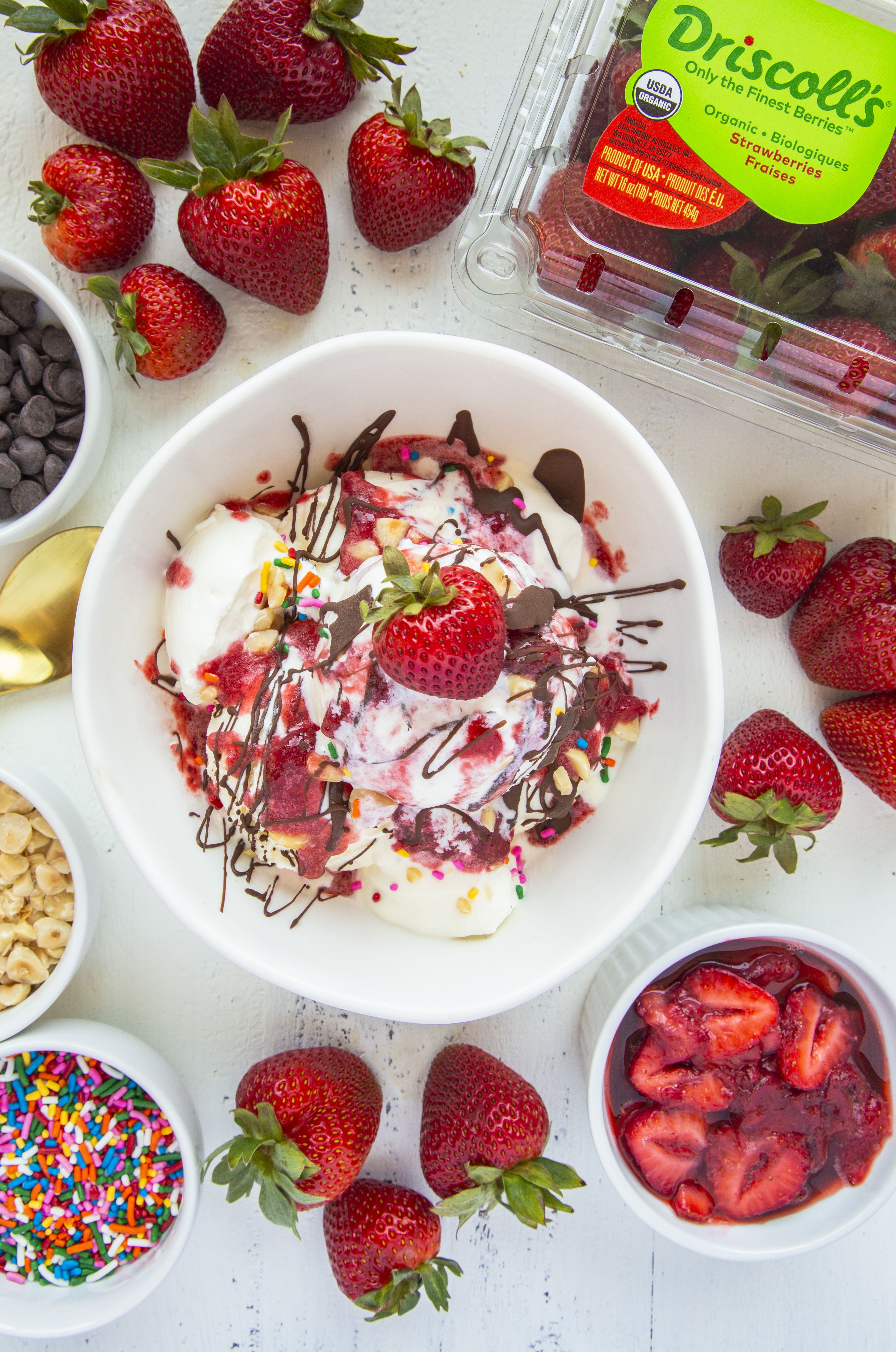 Make This Strawberry Sundae: Simple Homemade Recipe - vvsf8nv