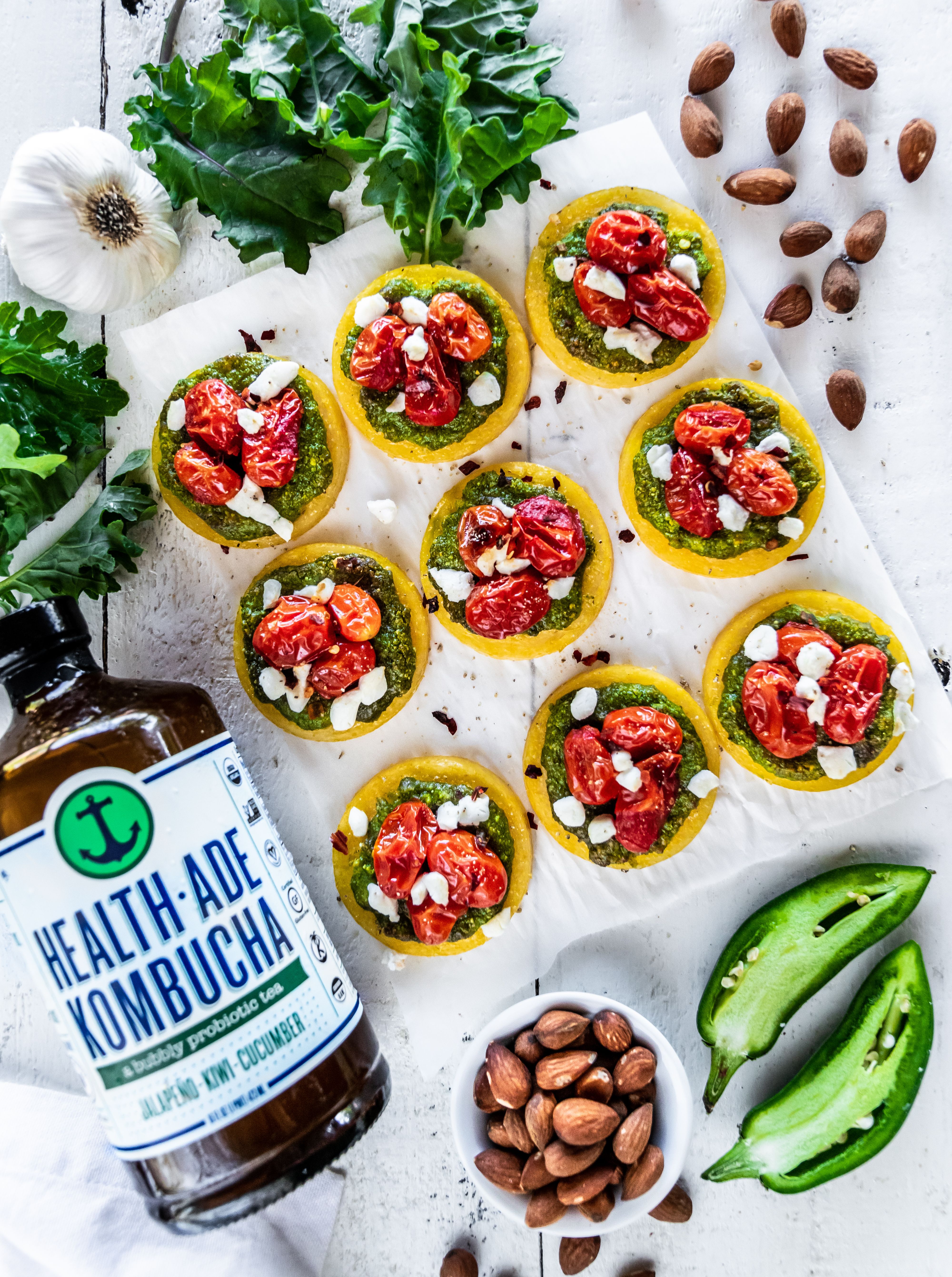 Mini pizzas with pesto, goat cheese and roasted peppers - Curiosa Living -  Lifestyle Furnishings