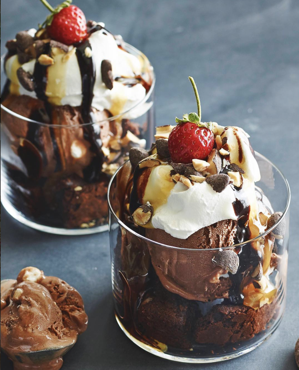 chocolate ice cream sundae